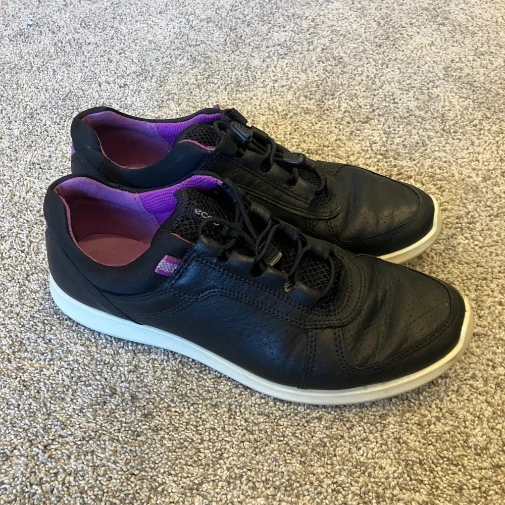 ECCO Soft 7 Womens Black Leather Bungee Lace Walking Sneakers SZ 7 Purple Lining